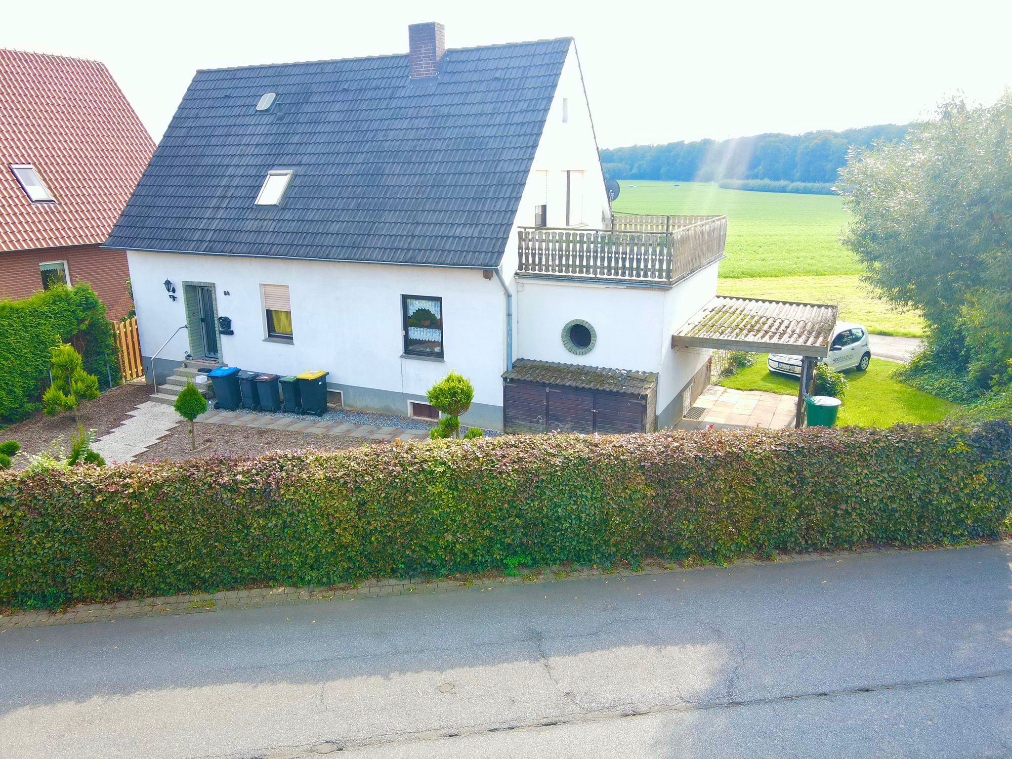 Frontansicht Komfortables 1-Familienhaus mit beschaulichem Ausblick
